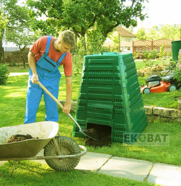 wybieranie kompostu z kompostownika